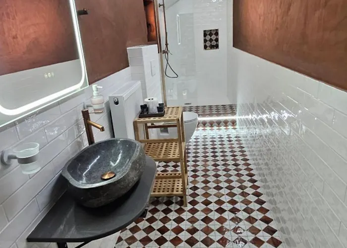 Virginia 3* Voutiron